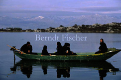 serbisch-orthodoxe M�nche Nonnen Boot Skutari-See - Zum Vergroessern klicken!