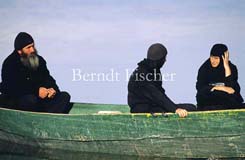 serbisch-orthodoxer M�nch Nonnen Boot Skutari-See - Zum Vergroessern klicken!