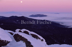 Berggipfel Nebeldecke Monduntergang - Zum Vergroessern klicken!