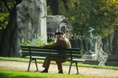 Friedhof Pre Lachaise  alter Mann - Zum Vergroessern klicken!