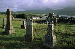 Friedhof Hochkreuz Meereskste Berge Skye - Zum Vergroessern klicken!