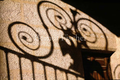 Schatten Gitter Mauer Caceres - Zum Vergroessern klicken!
