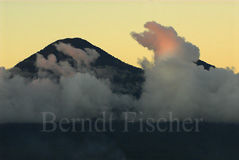 Vulkan Dua Sudara  - Zum Vergroessern klicken!