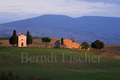 Toskana Kapelle H�gellandschaft - Zum Vergroessern klicken!
